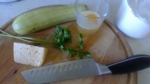 Готовим ингредиенты: кабачок, сыр, яйцо, зелень, муку и приправы по вкусу.
