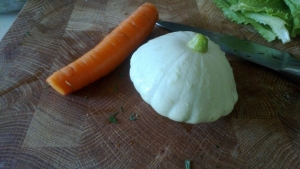 Моем морковь и патиссон.