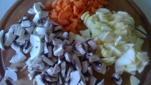 Готовим наш овощной гарнир: пластинками режем морковь, кабачок и грибы.