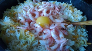 … добавляем креветки и сырое яйцо…