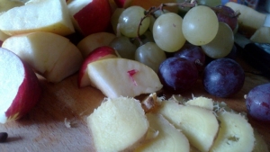 Яблоки нарезаем достаточно крупно, виноград снимаем с веток, имбирь тонко нарезаем.