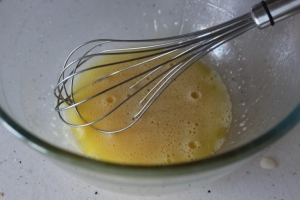 Растереть яйца с сахаром и солью.