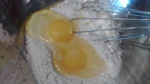 Добавляем яйца и венчиком (лучше всего!) начинаем замешивать тесто.