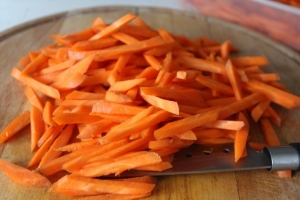 Морковь нарезаем длинными, не очень тонкими брусочками. Это ооооооочень важно.