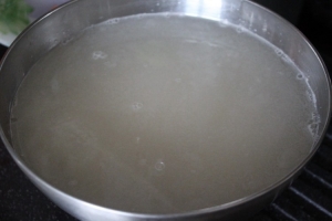 Тем временем беремся за рис. Рис я промываю 7 (!) раз под холодной проточной водой. Сначала вода мутная…