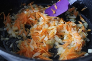 В сковороде разогреваем пару столовых ложек растительного масла и пассируем лук и морковь. Важно, чтобы они не зажарились, а лишь как бы обволоклись маслом.