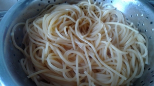 Спагетти отвариваем как указано на упаковке, с добавлением оливкового масла. Спагетти откидываем на дуршлаг, чуть сбрызгиваем оливковым маслом, немного воды из-под спагетти оставляем для соуса.