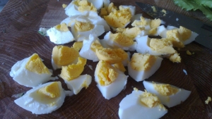 Сваренные вкрутую яйца разрезаем на четвертинки…
