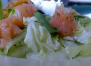 Легкий салат с лососем, рукколой и фетой