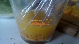 Для заправки в апельсиновый сок добавляем дижонскую горчицу, приправляем по вкусу.