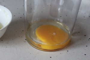Достаем яйцо из холодильника и разбиваем в ёмкость. Не забываем яйцо предварительно ошпарить кипятком (риск сальмонеллы!)