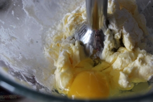 Взбить ручным блендером или микером. По одному добавить яйца.