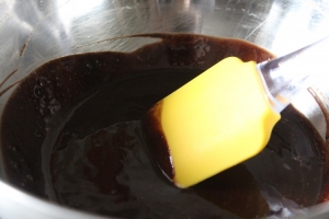 Шоколад растопить с маслом на водяной бане.