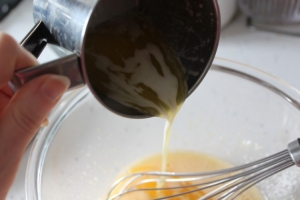 Влить растопленное сливочное масло.