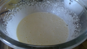 Яйца разбиваем в миску и растираем с половиной сахара (90 г) и ванильным сахаром.