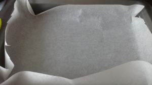 Прямоугольную форму застилаем бумагой для выпечки.