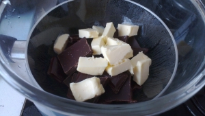 Шоколад ломаем на кусочки, масло режем кубиками и отправляем их на водяную баню.