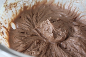 200 г белого крема перекладываем в другую миску и добавляем какао. Хорошенько перемешиваем. Коричневый крем готов!