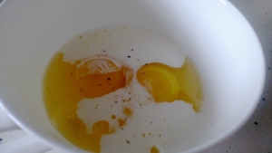 Яйца разбиваем в чашку, добавляем сливки.