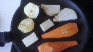 Овощи - лук, морковь, петрушку и сельдерей очищаем, разрезаем на половинки и кладем на раскалённую сухую (без масла!) сковородку для подрумянивания. 