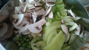 Нарезаем остальные овощи из нашей овощной корзинки.