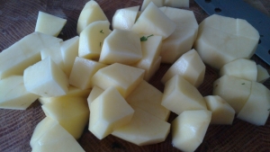 Бульон солим по вкусу и добавляем нарезанный кубиками картофель.