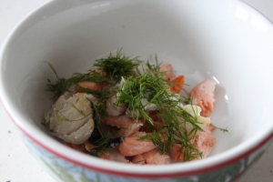 Порционно раскладываем по тарелкам мясо рыбы, достаем отварную морковь, режем ее на маленькие кусочки и заливаем бульоном.