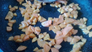 На сковороде разогреваем оливковое масло и отправляем сначала туда чуть обжариться морковь..