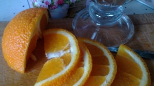 Апельсин разрезаем на тонкие ломтики.