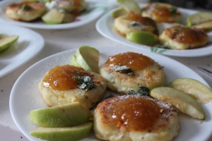 Выкладываем на тарелки, украшаем мятой. Подаем с медом и нарезанным ломтиками яблоком.