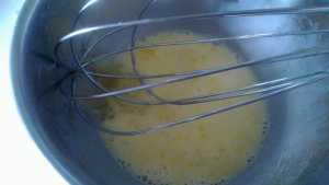 Готовим небольшую заправку для наших тефтель. Венчиком взбиваем  оставшиеся яйца с лимонным соком, добавляем к ним 3-4 (можно больше) столовых ложек соуса из сковороды.