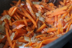 Солим, перчим морковь с луком, добавляем зиру, неполную столовую ложку. Тушим еще пару минут. Морковь должна быть еще хрустящей.