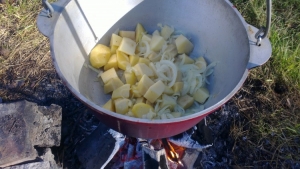 Помешивая, через пару минут добавить картофель. Чуть посолить, поперчить.
