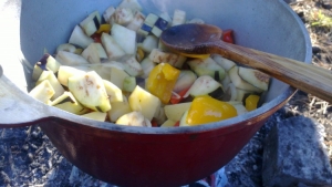 …а минут через 5 баклажаны. Когда картофель и баклажаны приобретут полуготовый вид, добавляем воду до половины овощей. Накрываем крышкой и готовим почти до готовности картофеля.