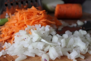 Морковь натираем на тёрку, лук нарезаем средним кубиком.