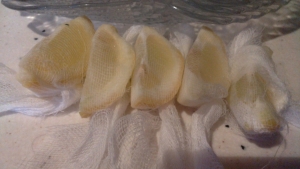 Готовим дольки лимона для того, чтобы сбрызгивать рыбу. Я люблю, чтобы все было эстетично, поэтому лимон заворачиваю в марлю – руки не так сильно пачкаются и лимонные косточки не попадают в еду).