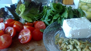Готовим ингредиенты на салат.