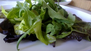 Порционно раскладываем на тарелки зелень – салат и рукколу.