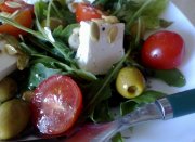 Салат с помидорами черри, оливками и фетой