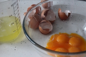Далее белки отделяем от желтков, белки сразу убираем в холодильник.