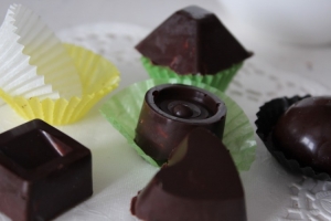 Осторожно вынимаем конфеты из формы и раскладываем их по бумажным одноразовым формочкам.
