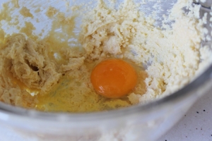 Сливочное масло комнатной температуры взбиваем с сахаром и ванильным сахаром до пушистости, затем добавляем яйцо и еще раз взбиваем.