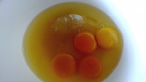 В стеклянную миску разбиваем 4 яйца + 1 белок, добавляем сахар и ванильный сахар.  