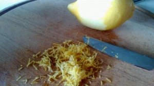 Снимаем с лимона цедру с половинки лимона…