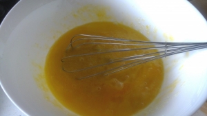 …добавляем ее  и лимонный сок и соль на кончике ножа к яйцам с сахаром. Ставим на водяную холодную баню и нагреваем до 40-50С, помешивая венчиком.