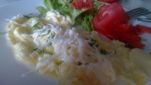 Выкладываем на тарелку, украшаем зеленью, овощи нарезаем (как Вам больше нравится) и присыпаем тертым сыром. Мой сегодняшний вариант – сыр сверху омлета. Очень нежно и вкусно!