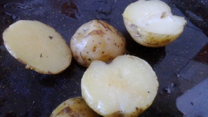 Картофель режем на половинки или четвертинки и обжариваем на оливковом масле.