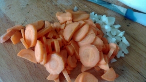 Чеснок мелко нарубаем, морковь тонко режем кружочками.