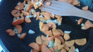 Наливаем в сковороду оливковое масло и чуть припускаем. Чеснок пускает запах, морковь отдает каротин, и супчик ими великолепно наполнится.